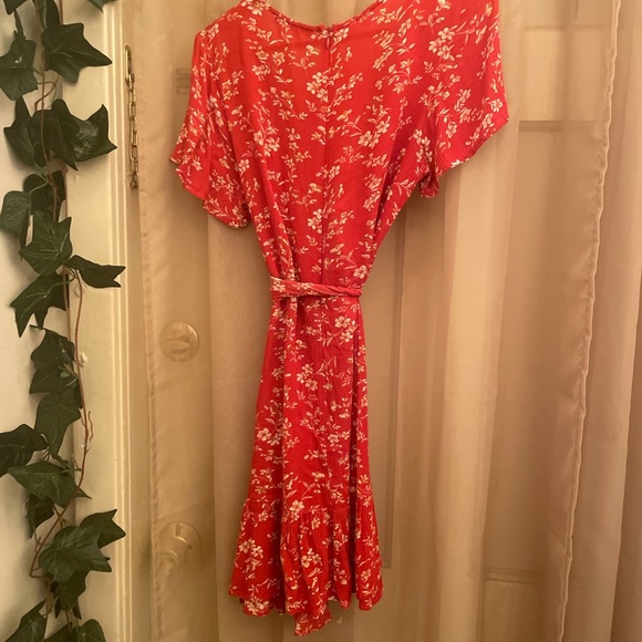 Beautiful red faux wrap dress light and flowy - Picture 2 of 4